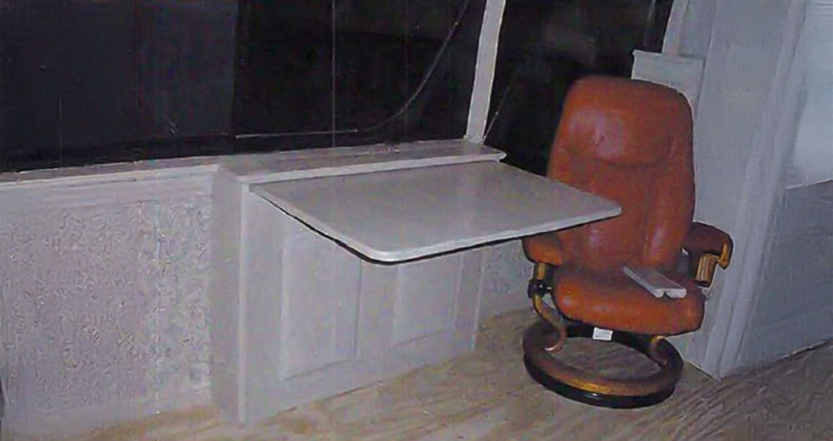 Seen from the bedroom, the wardrobe door can also be used to close off the bedroom when desired.