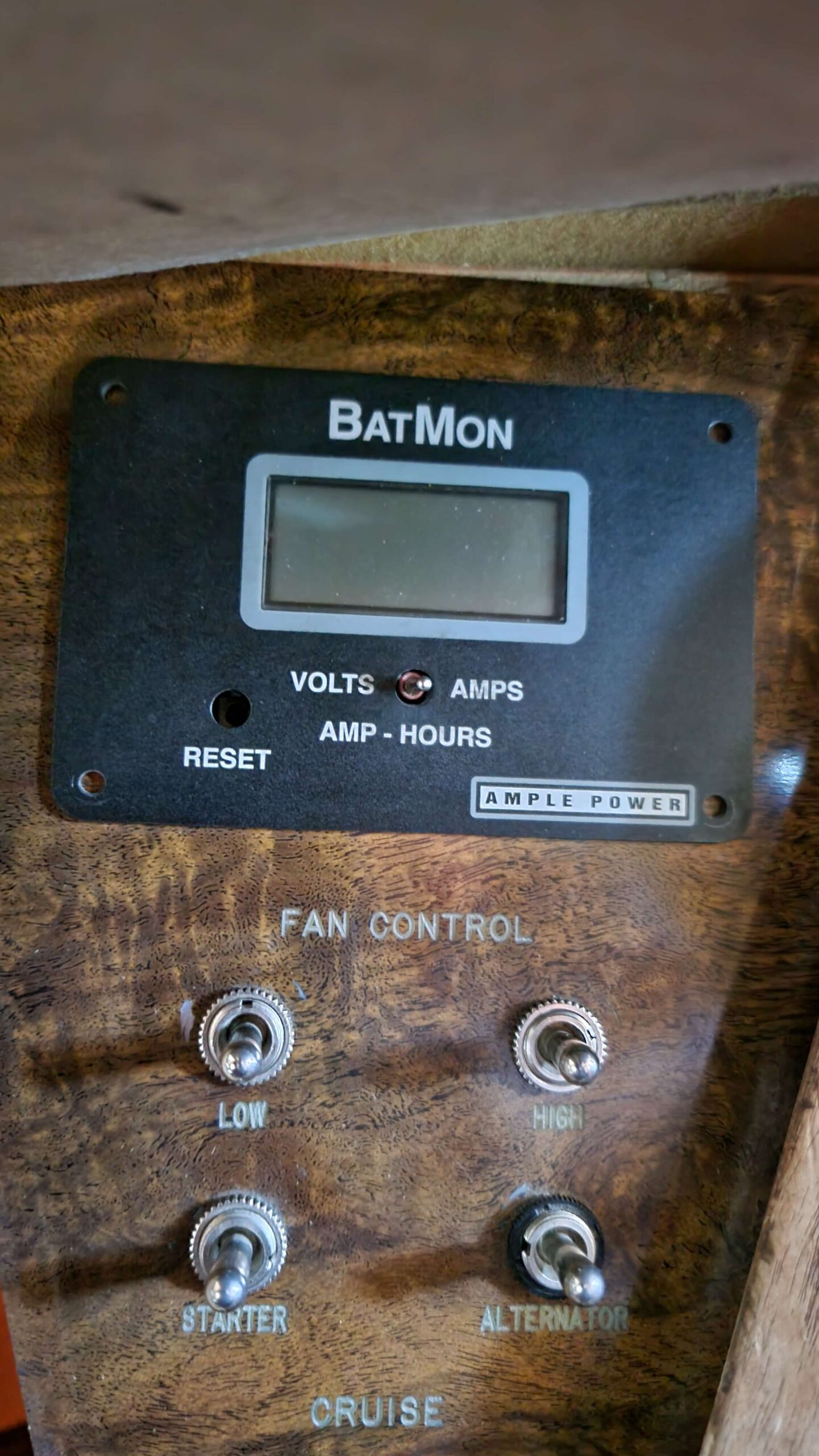 BatMon start battery monitor showing no voltage or amperage.