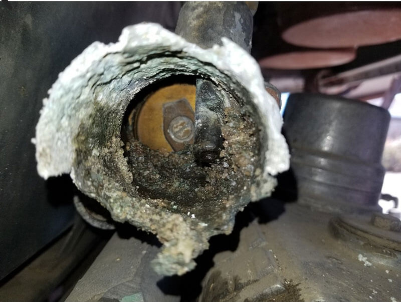 Straight on view of the corroded
thermostat housing.