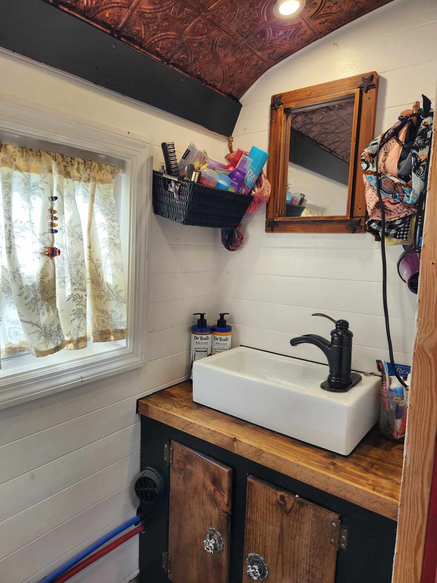 The Bain Bus. A Cozy 30' long, 1998 International Conversion - bus conversion photo